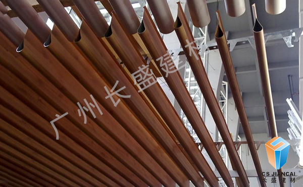 黝黑木紋滴水鋁掛片吊頂應(yīng)用實(shí)拍圖