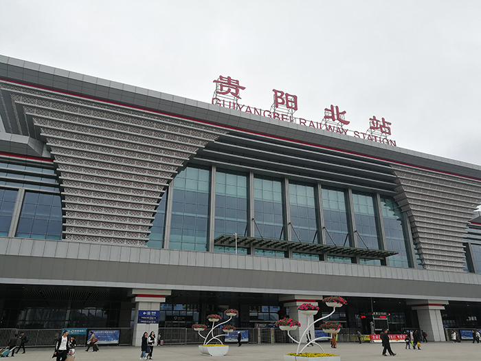 沖孔鋁單板車站應(yīng)用