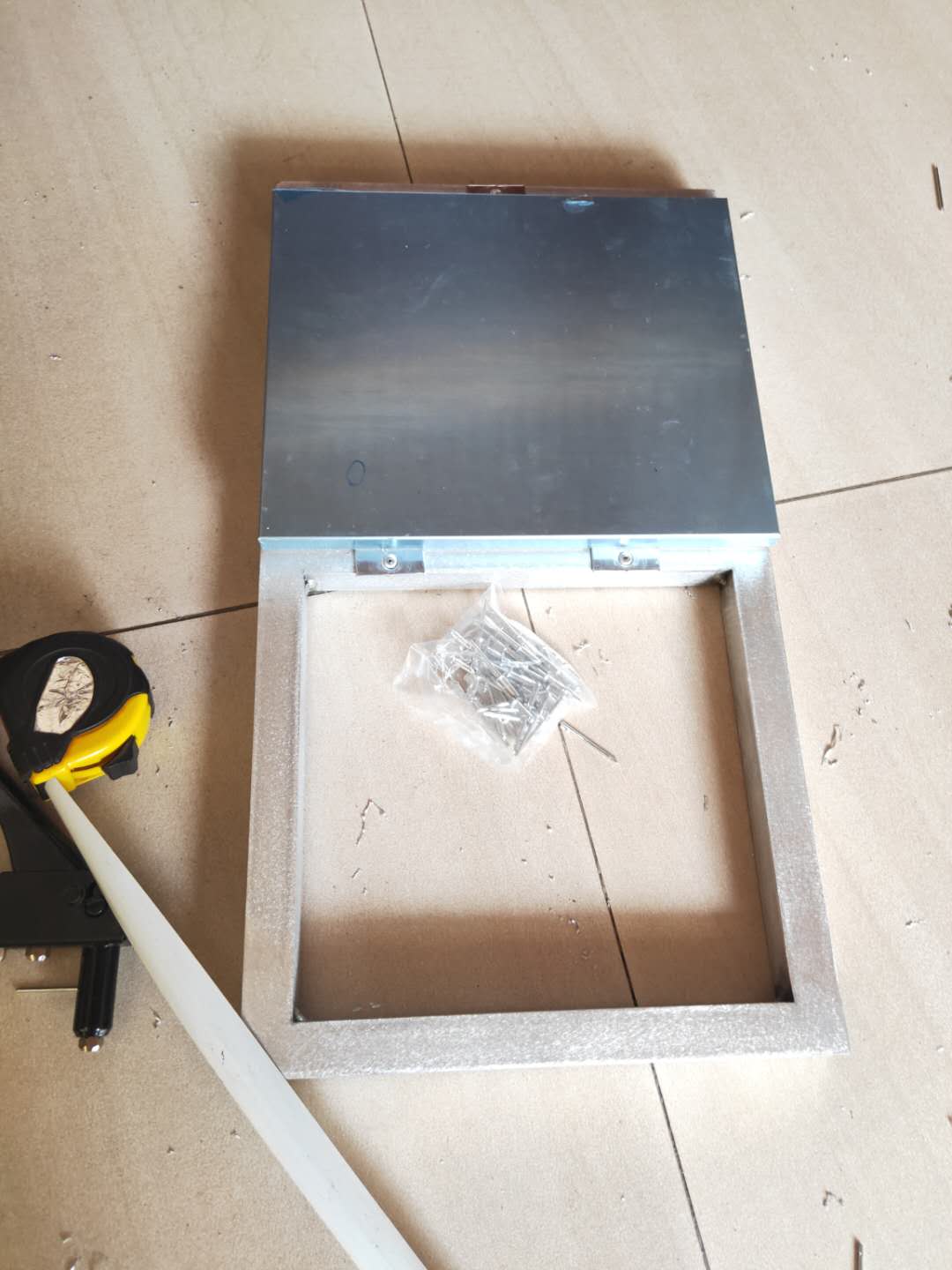 鋁蜂窩板吊耳式安裝正面